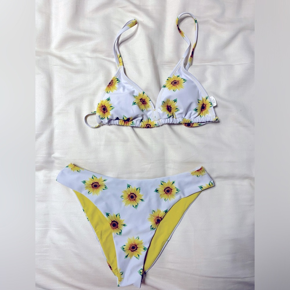 Nice yelow and white stylish sunflower bathing suit to keep you cool in summer!